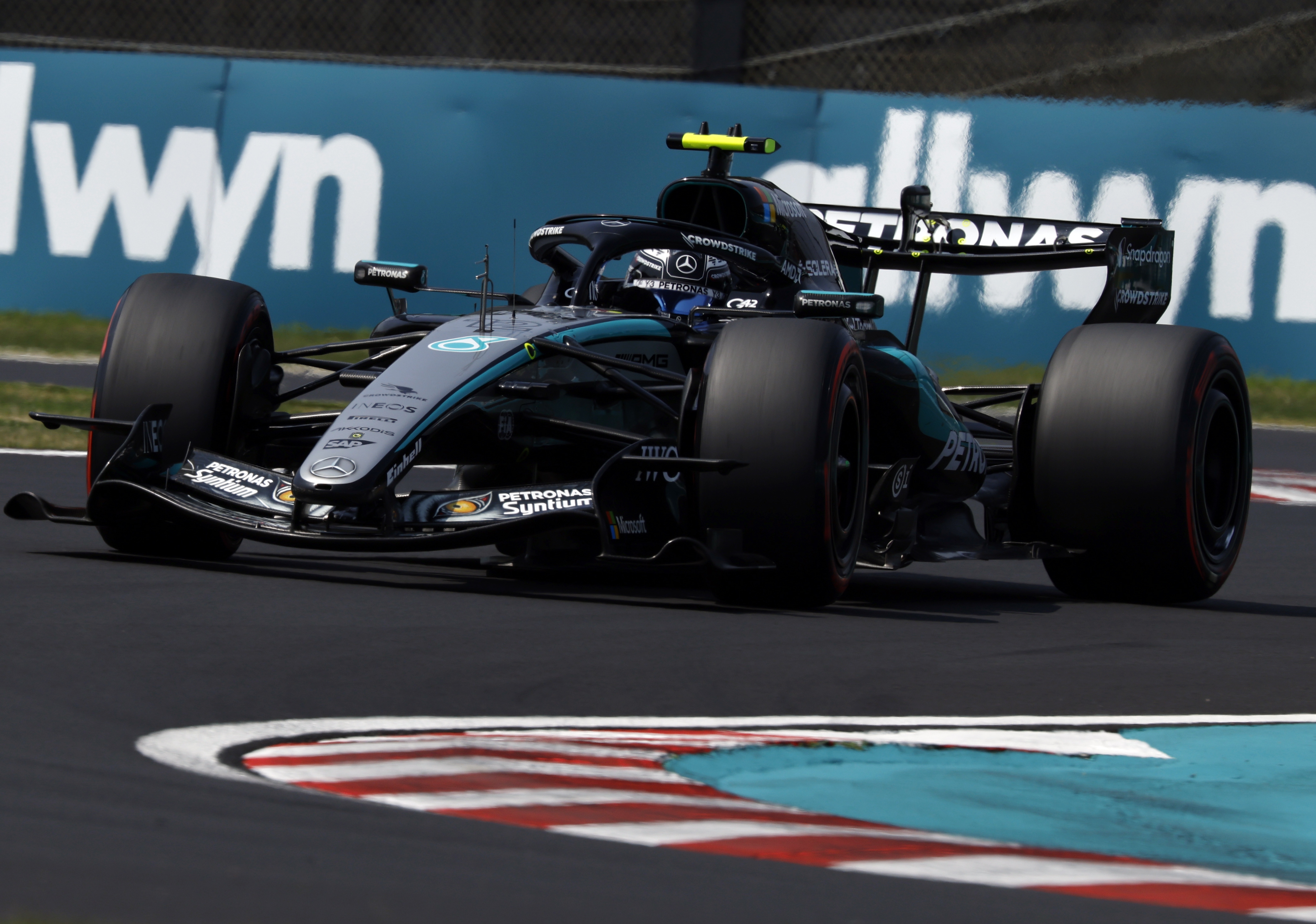 Mercedes nastavio dominaciju na "Suzuki", Maks katastrofalan